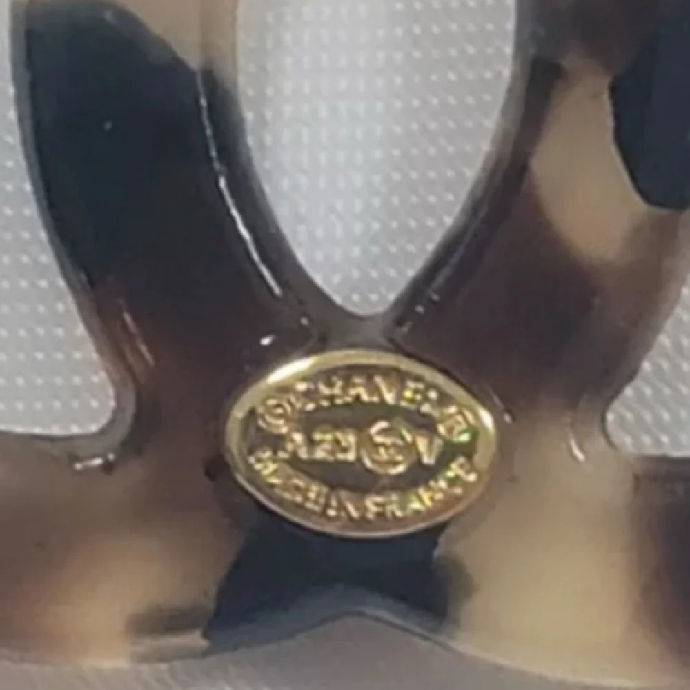 CHANEL AUTHENTIC TORTOISE SHELL DESIGN ZIPPER PULL
